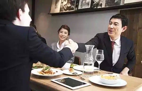 夜場中和領導喝酒聊天，掌握這三種說話方式，提升說話的魅力(圖2)