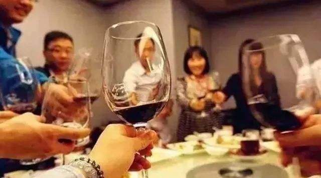 夜場中和領導喝酒聊天，掌握這三種說話方式，提升說話的魅力(圖3)